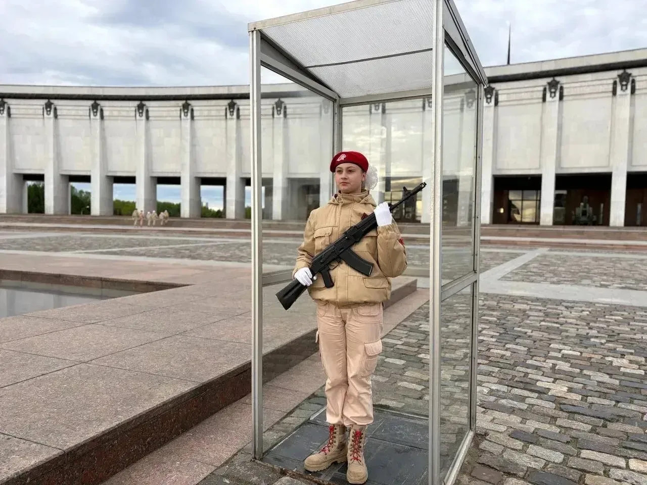 🇷🇺 Наш юнармеец - на Посту в ночь Победы!  В ночь с 8 на 9 мая на Поклонной горе юнармейцы и кадеты 