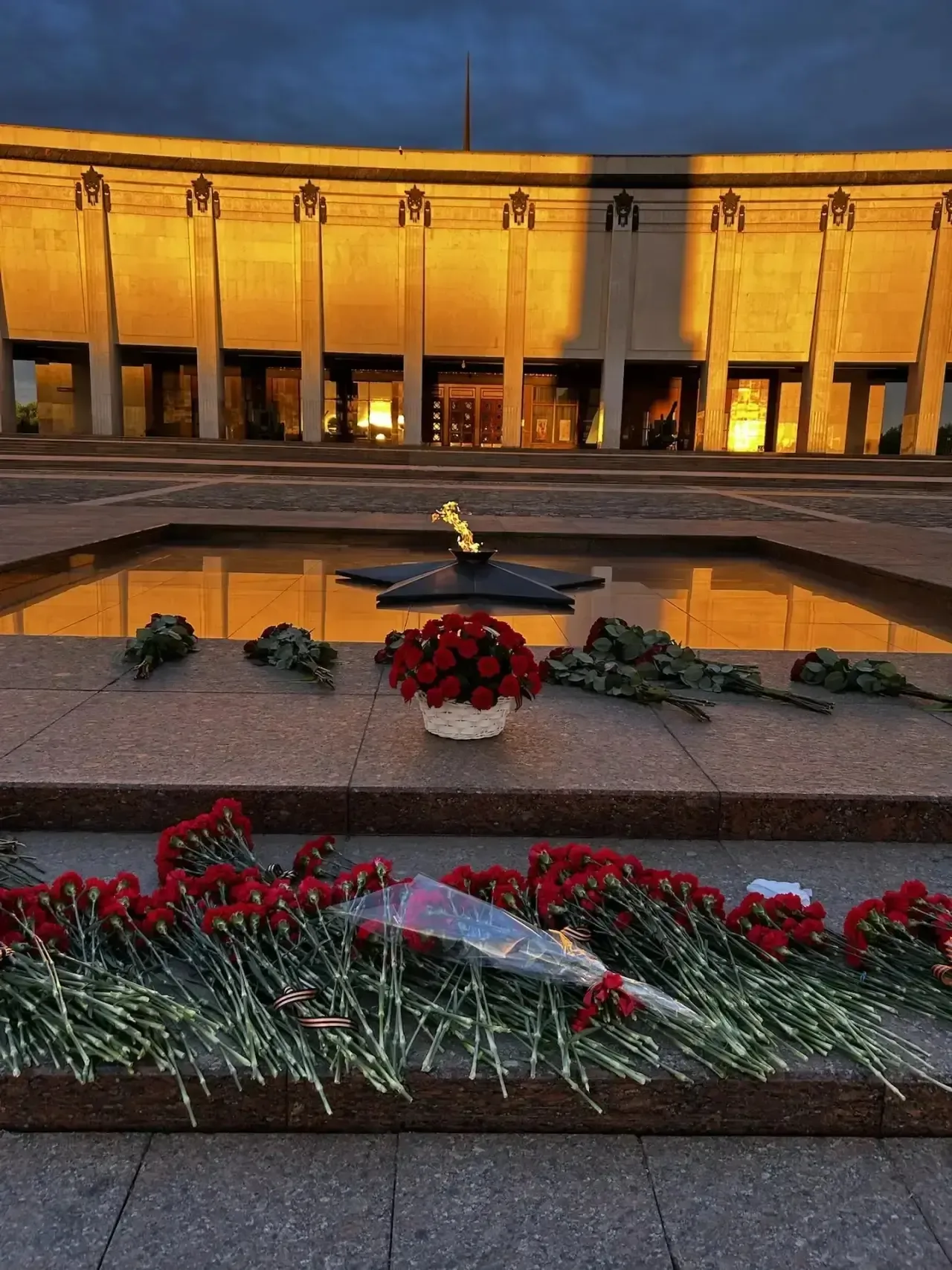 🇷🇺 Наш юнармеец - на Посту в ночь Победы!  В ночь с 8 на 9 мая на Поклонной горе юнармейцы и кадеты 
