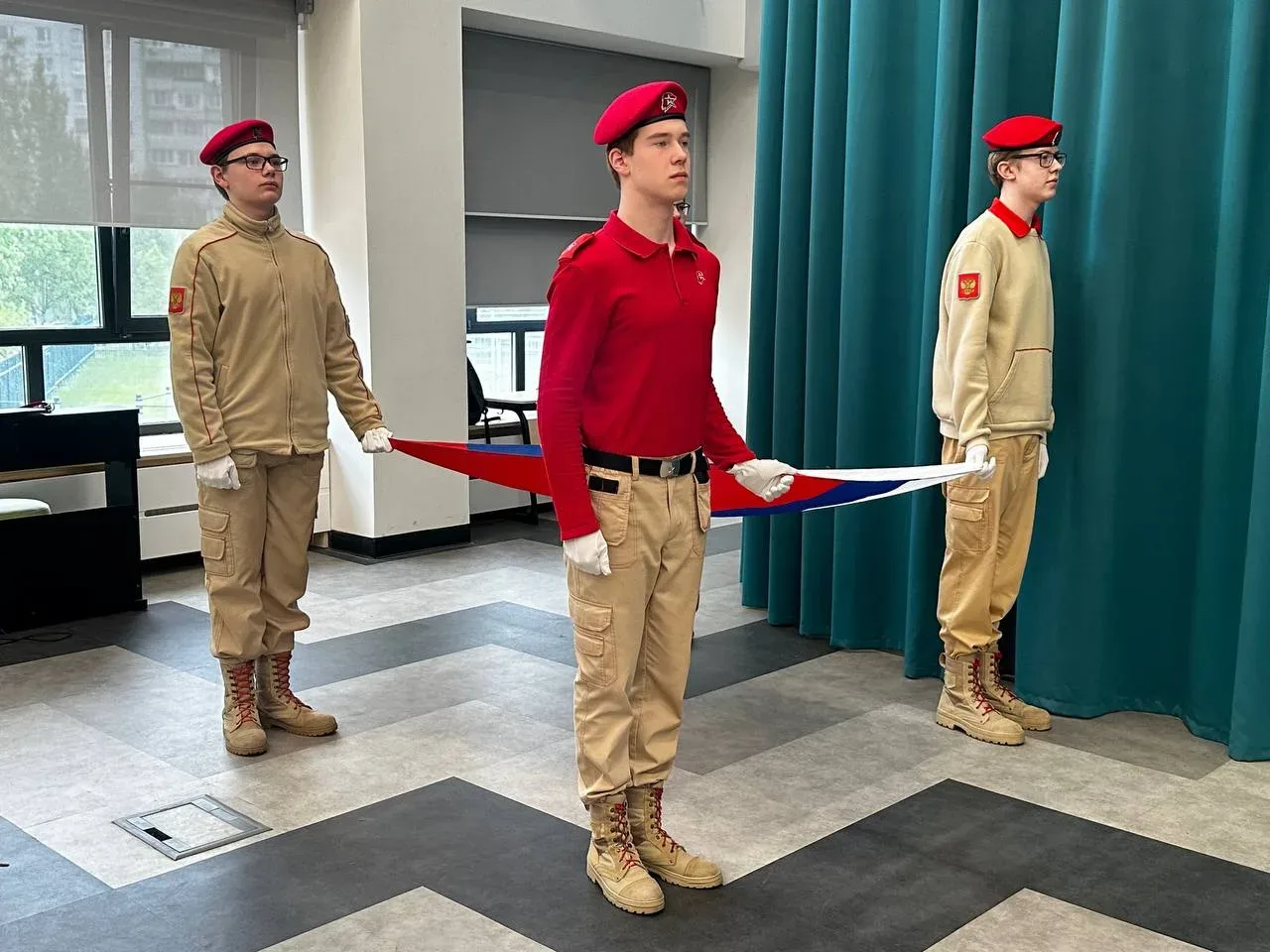 🇷🇺 Поднятие флага  После празднования Великой Победы мы возобновили торжественную церемонию в актово