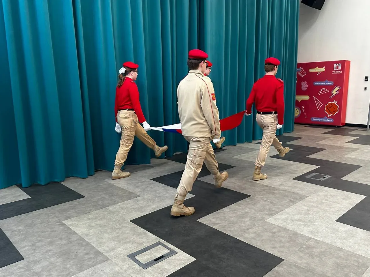 🇷🇺 Поднятие флага  После празднования Великой Победы мы возобновили торжественную церемонию в актово