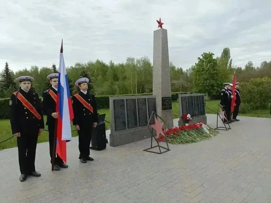 🇷🇺 9 мая в Строгино  Юнармейцы отряда имени Героя РФ Евгения Журавлева (Школа 705) вместе с координа