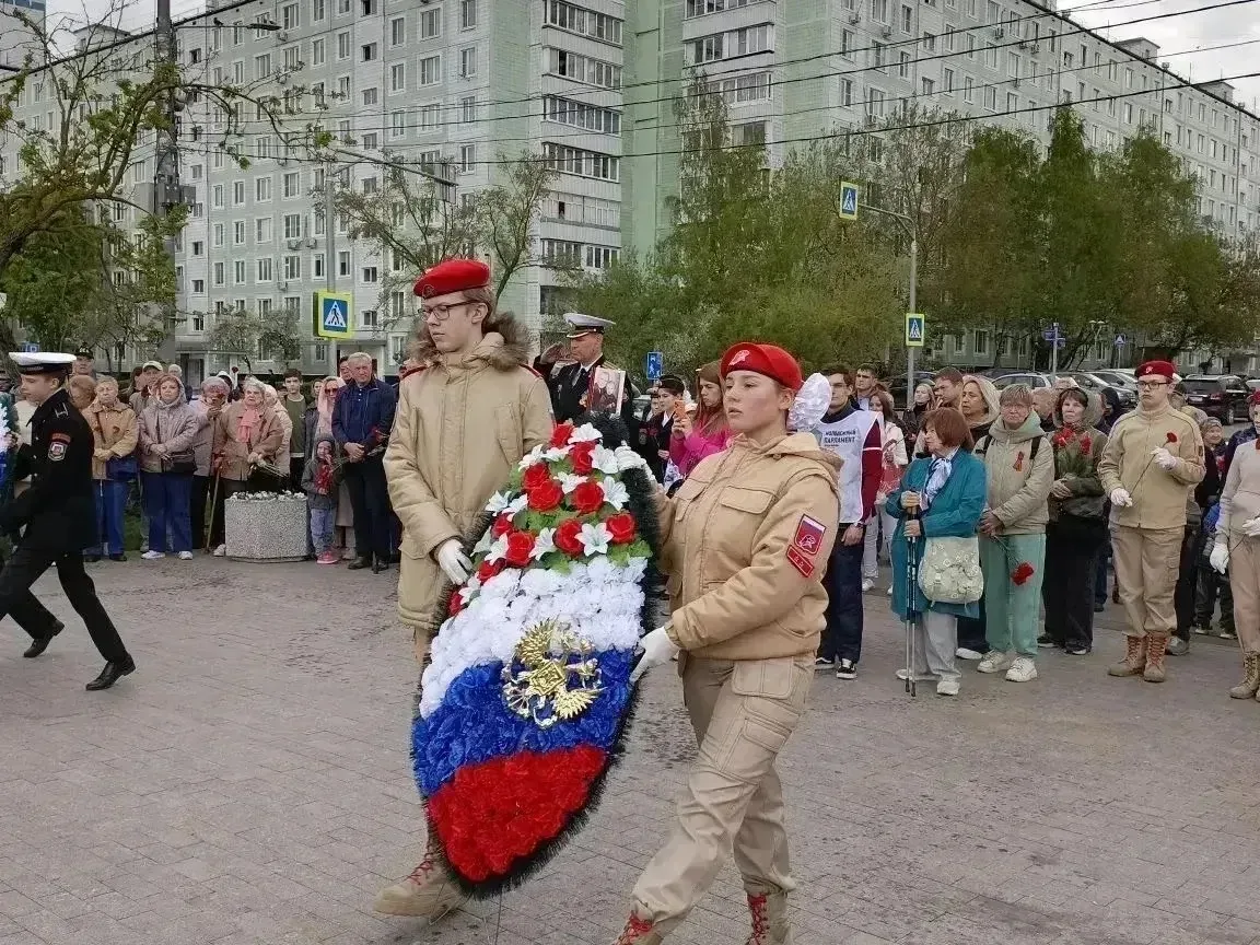 🇷🇺 9 мая в Строгино  Юнармейцы отряда имени Героя РФ Евгения Журавлева (Школа 705) вместе с координа