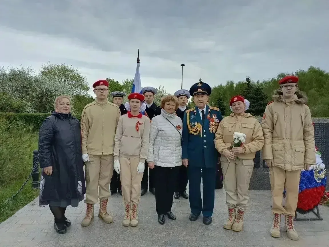 🇷🇺 9 мая в Строгино  Юнармейцы отряда имени Героя РФ Евгения Журавлева (Школа 705) вместе с координа