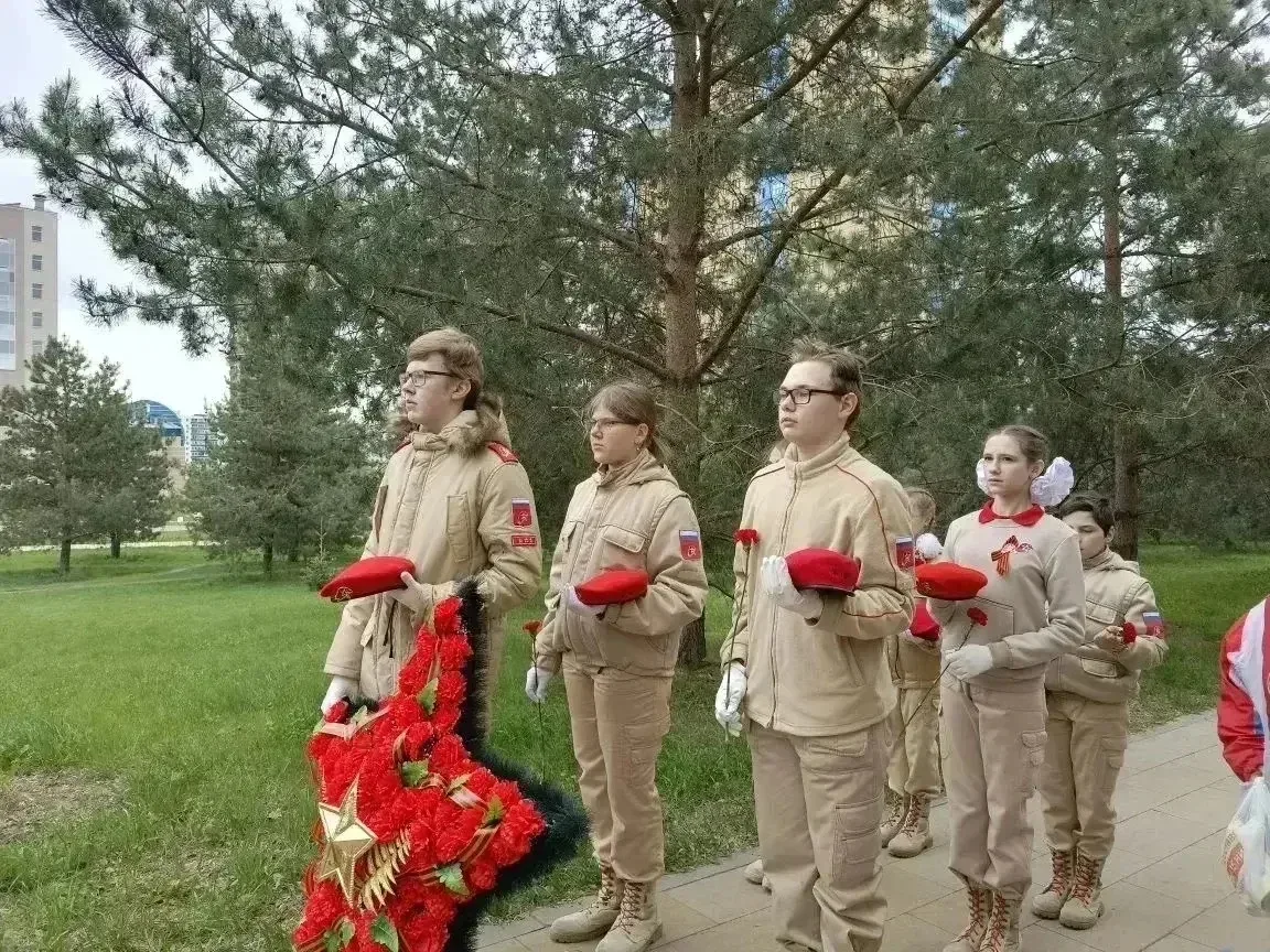 🇷🇺 9 мая в Строгино  Юнармейцы отряда имени Героя РФ Евгения Журавлева (Школа 705) вместе с координа