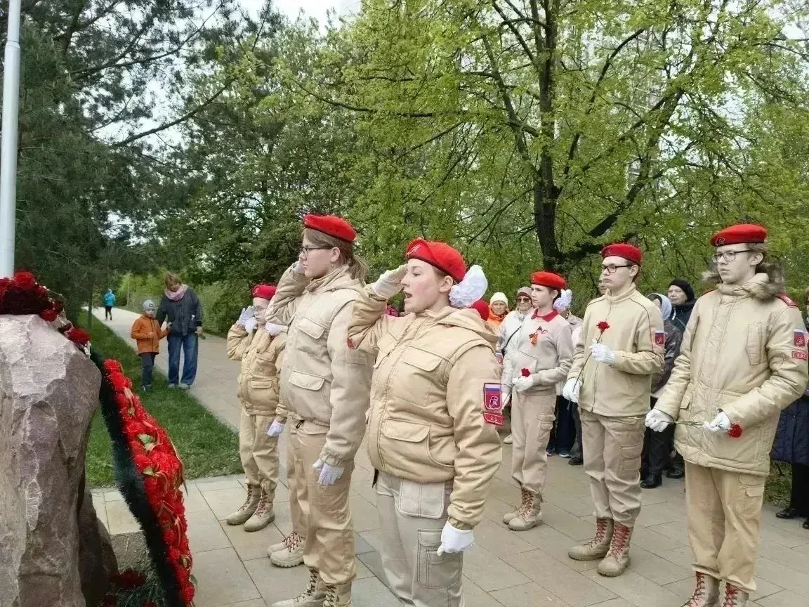 🇷🇺 9 мая в Строгино  Юнармейцы отряда имени Героя РФ Евгения Журавлева (Школа 705) вместе с координа