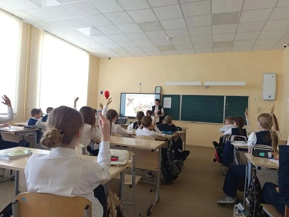 Ученики 5"А" класса готовились к празднованию 9 мая всю неделю.   Сначала поучаствовали в акции "Окн