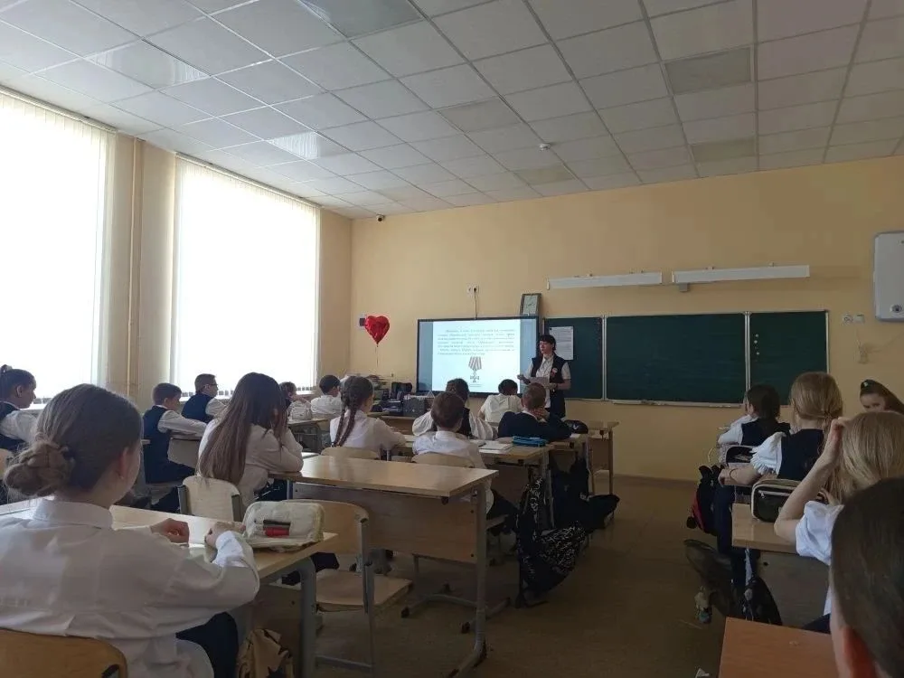 Ученики 5"А" класса готовились к празднованию 9 мая всю неделю.   Сначала поучаствовали в акции "Окн