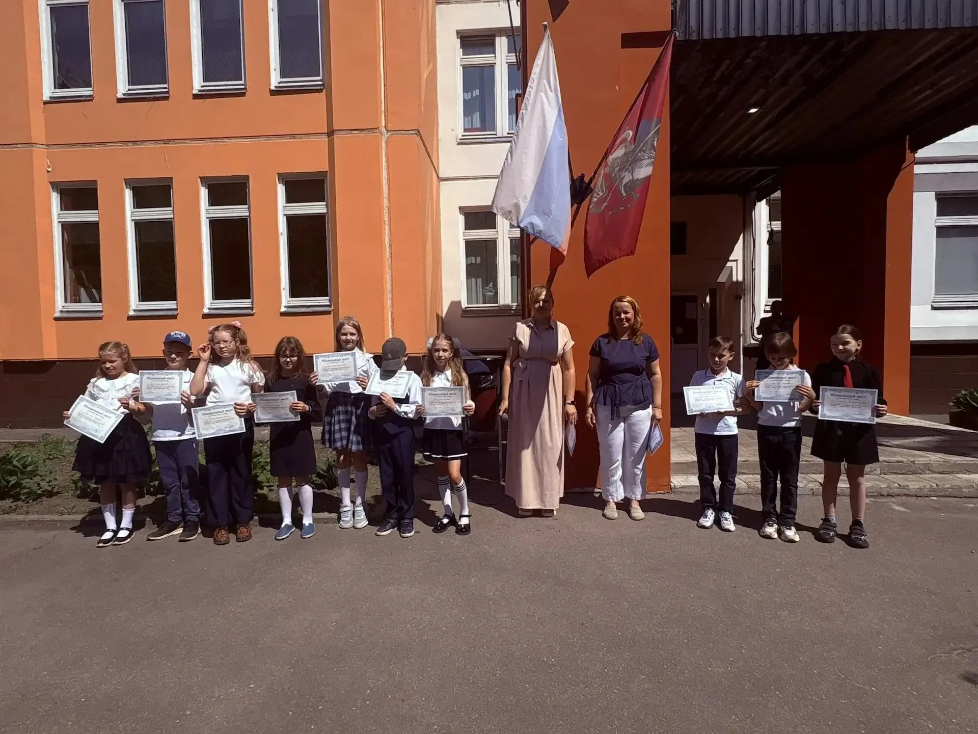 ✨В нашей школе вновь состоялись торжественные линейки, посвящённые окончанию учебного года!   🌠В тор