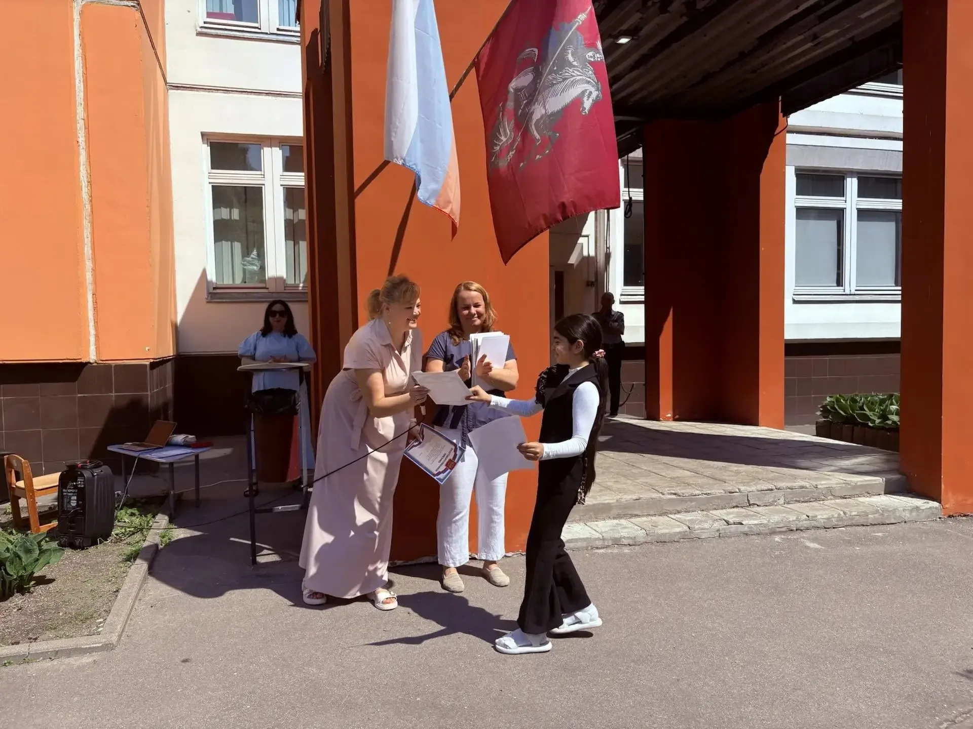 ✨В нашей школе вновь состоялись торжественные линейки, посвящённые окончанию учебного года!   🌠В тор