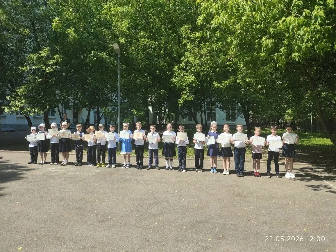 ✨В нашей школе вновь состоялись торжественные линейки, посвящённые окончанию учебного года!   🌠В тор