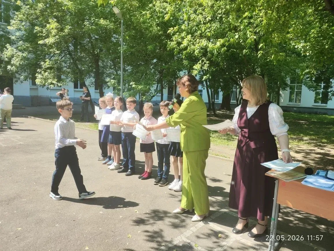 ✨В нашей школе вновь состоялись торжественные линейки, посвящённые окончанию учебного года!   🌠В тор