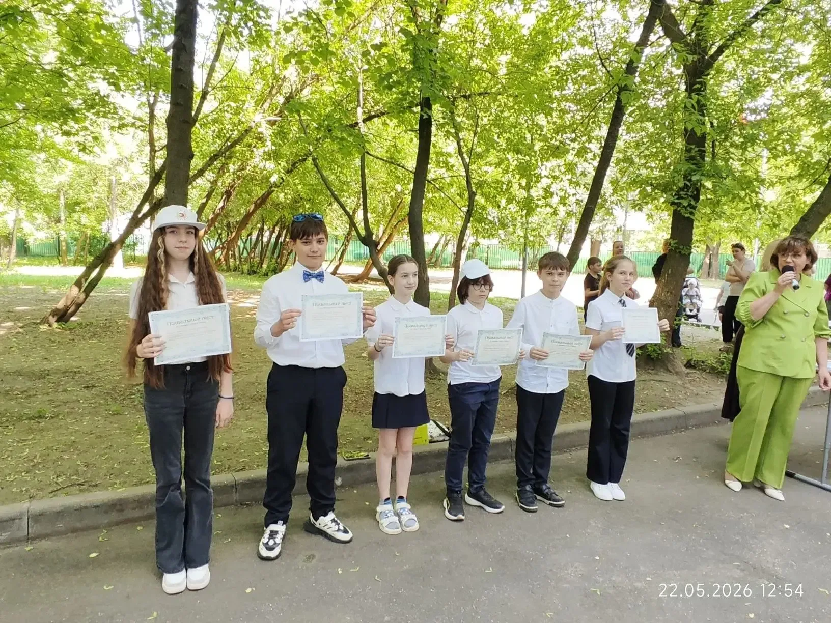 ✨В нашей школе вновь состоялись торжественные линейки, посвящённые окончанию учебного года!   🌠В тор