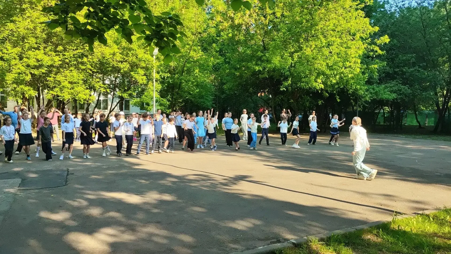 🌠Утро в нашей школе начинается с бодрости и улыбок!   ✨Каждое утро, ещё до звонка на первый урок, шк