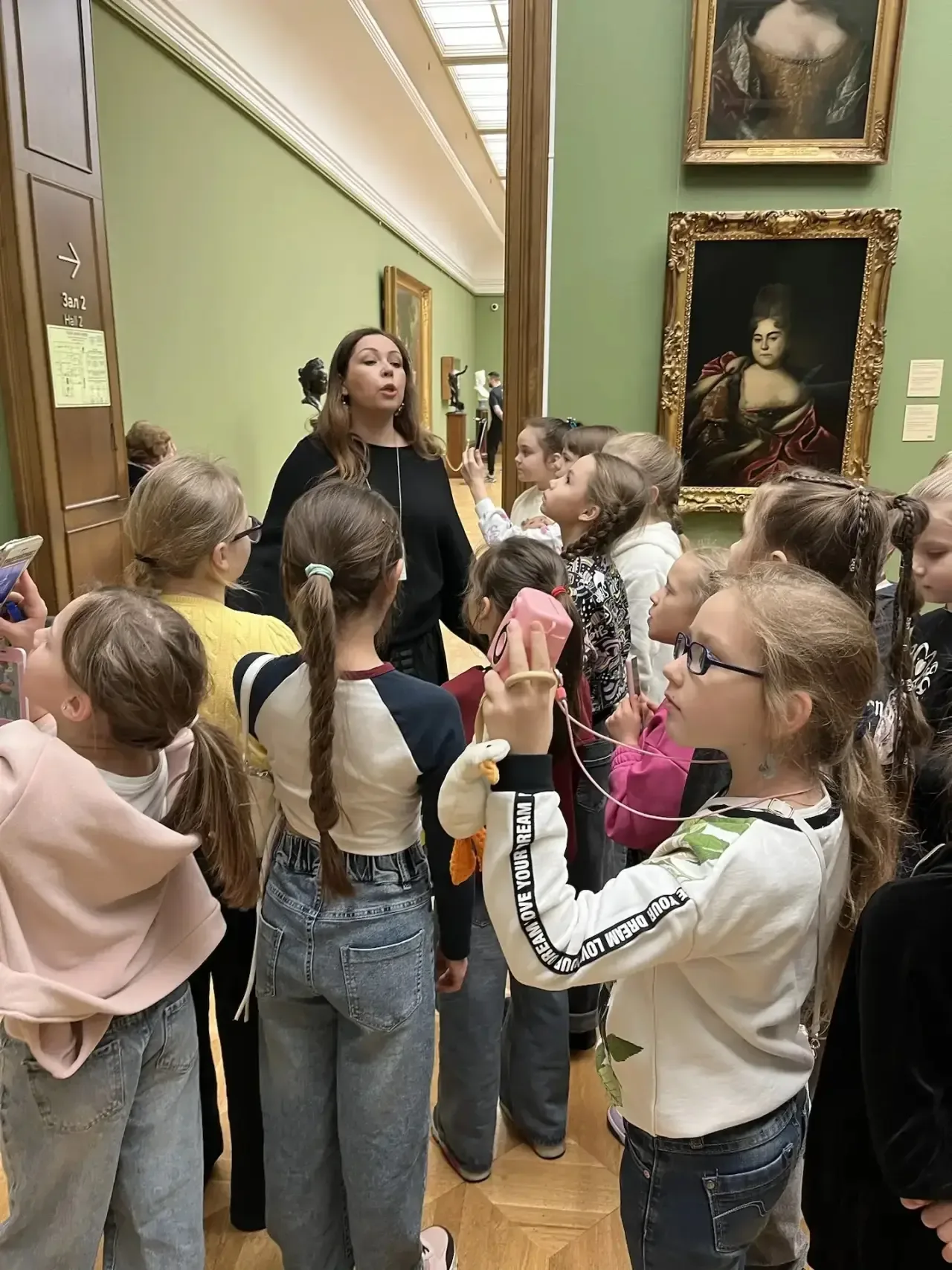 🖼️ ПЕРВОЕ ПУТЕШЕСТВИЕ В МИР ИСКУССТВА  Ученики 2 «Б» класса побывали на экскурсии в Третьяковское га