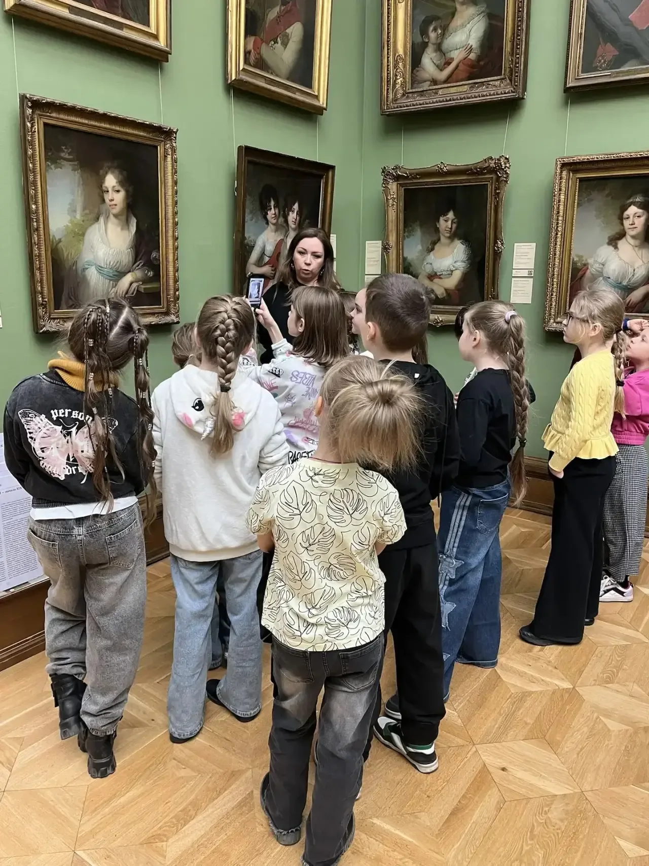 🖼️ ПЕРВОЕ ПУТЕШЕСТВИЕ В МИР ИСКУССТВА  Ученики 2 «Б» класса побывали на экскурсии в Третьяковское га