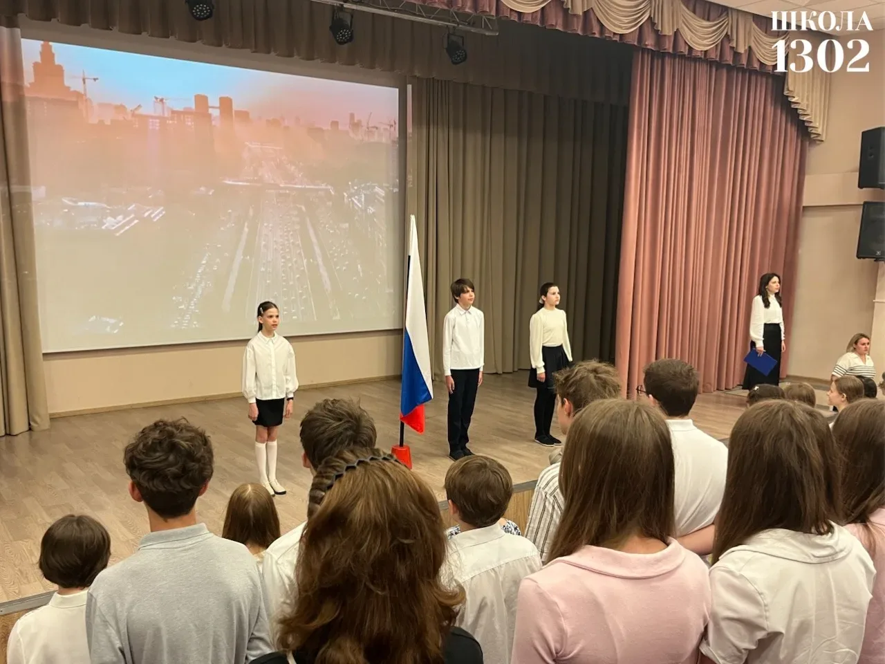 🇷🇺 Добрые традиции понедельника! По традиции мы начали учебную неделю с церемонии поднятия флага и и