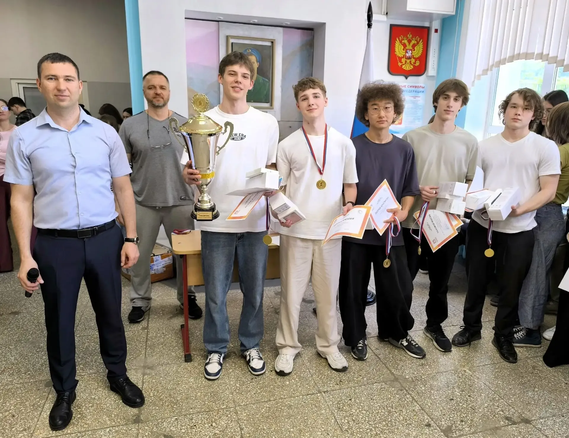 ⚡️ В нашей школе прошли Торжественные линейки успеха! ⚡️  🏆 Три дня подряд мы чествовали учеников, к