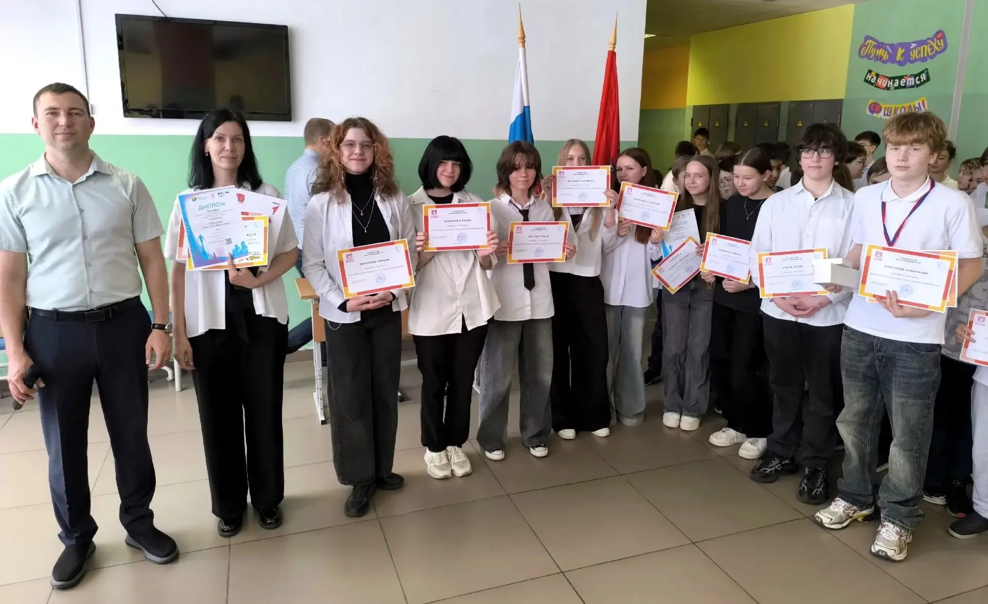 ⚡️ В нашей школе прошли Торжественные линейки успеха! ⚡️  🏆 Три дня подряд мы чествовали учеников, к
