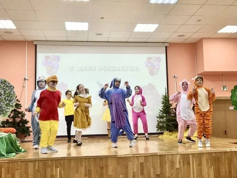 ✨ В школьной театральной студии «Мир фантазий» состоялась премьера спектакля «День рождения ослика И