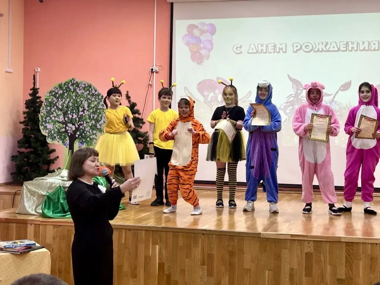 ✨ В школьной театральной студии «Мир фантазий» состоялась премьера спектакля «День рождения ослика И