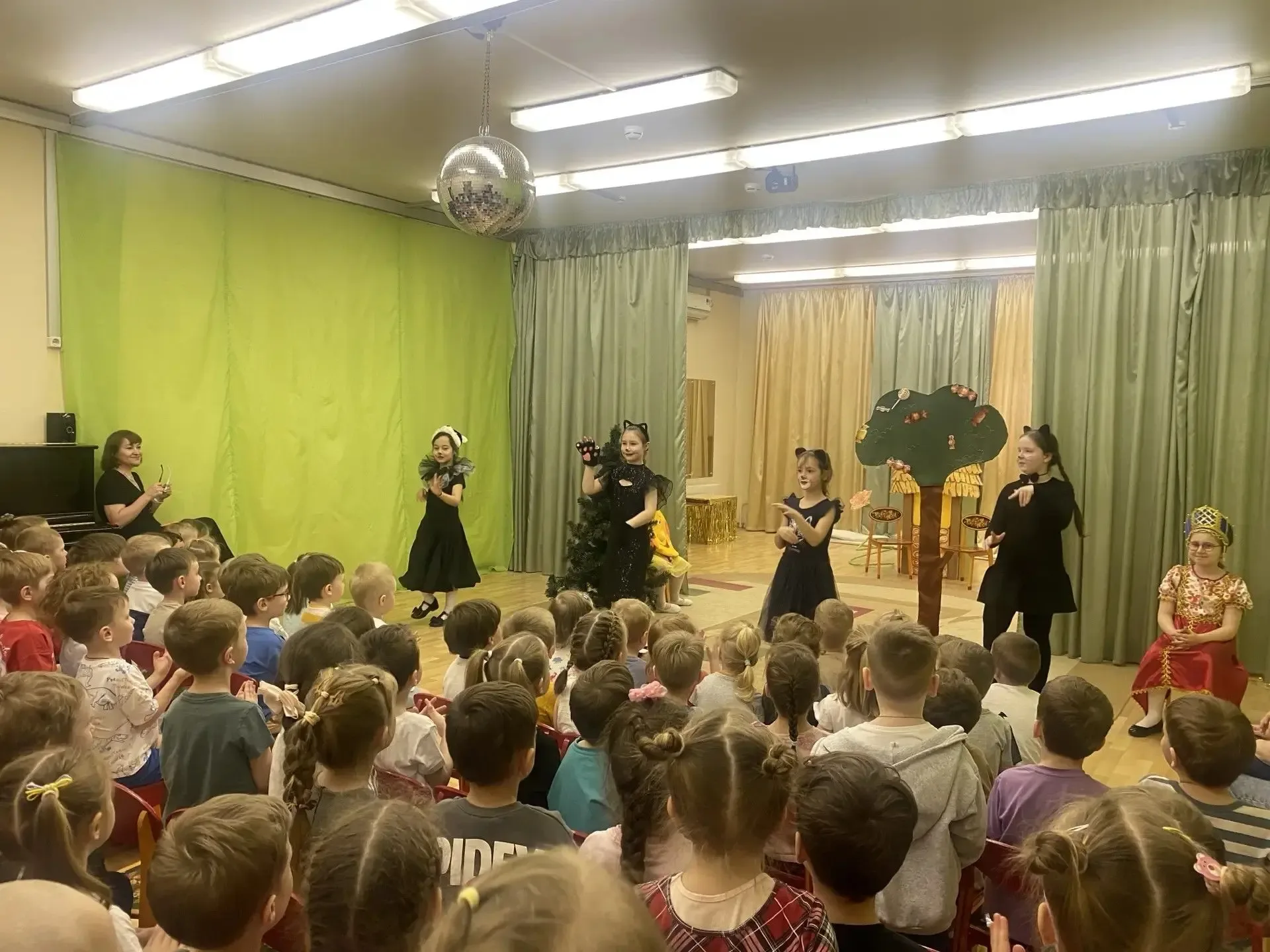 🎭 Театральный сезон завершён — и завершён ярко!  👏 Театральная студия «Мир фантазий» представила фин