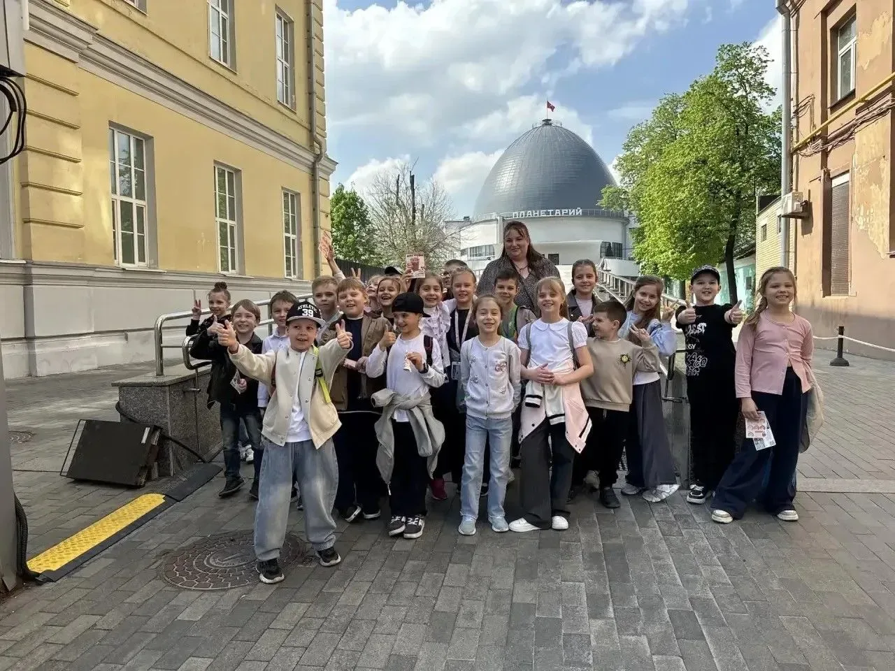 🤩 Первоклассники отправились в Лунариум!  🚀 Ученики 1-З класса посетили интерактивный Лунариум — про
