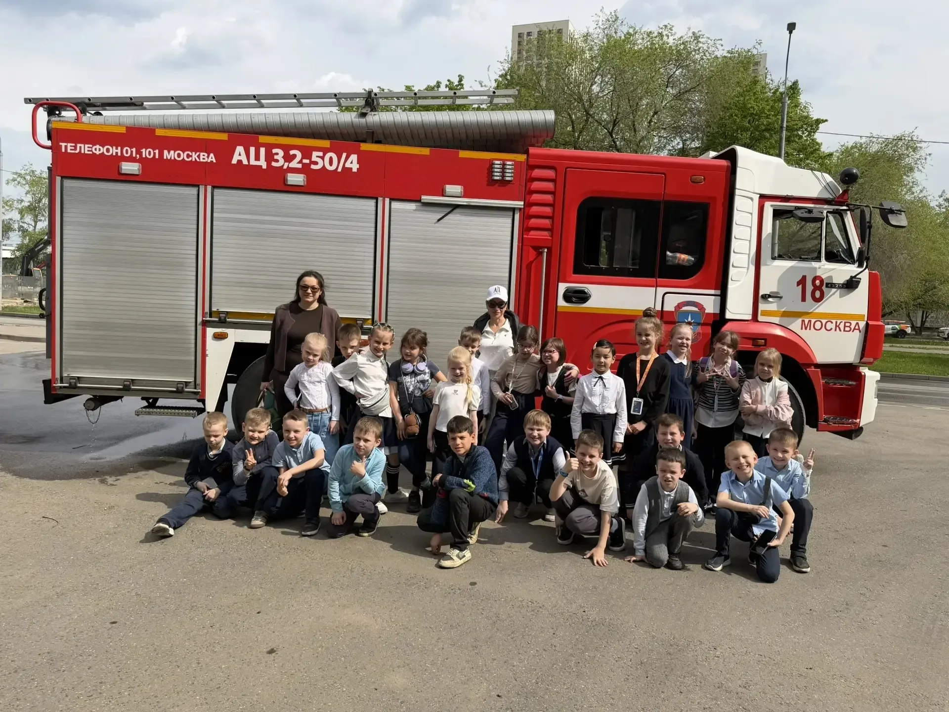 🚒 1 "Г" класс в гостях у пожарных: знакомство с героической профессией!  Ученики 1 "Г" класса вместе