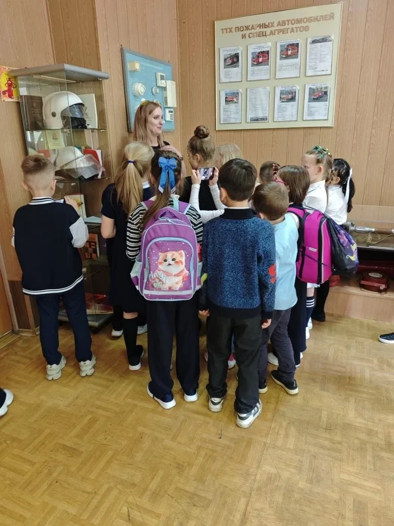 🚒 1 "Г" класс в гостях у пожарных: знакомство с героической профессией!  Ученики 1 "Г" класса вместе