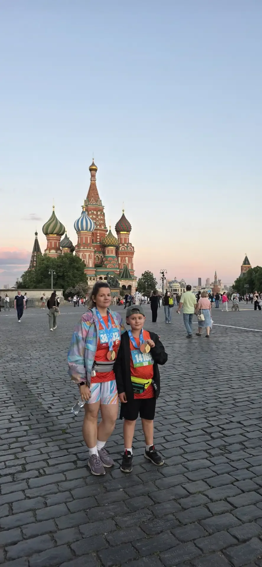 🏃‍♂️ Семейный старт на «ЗаБег.РФ»  Ученик 2 «Б» класса Петров Лев вместе с мамой — Петровой Ольгой —
