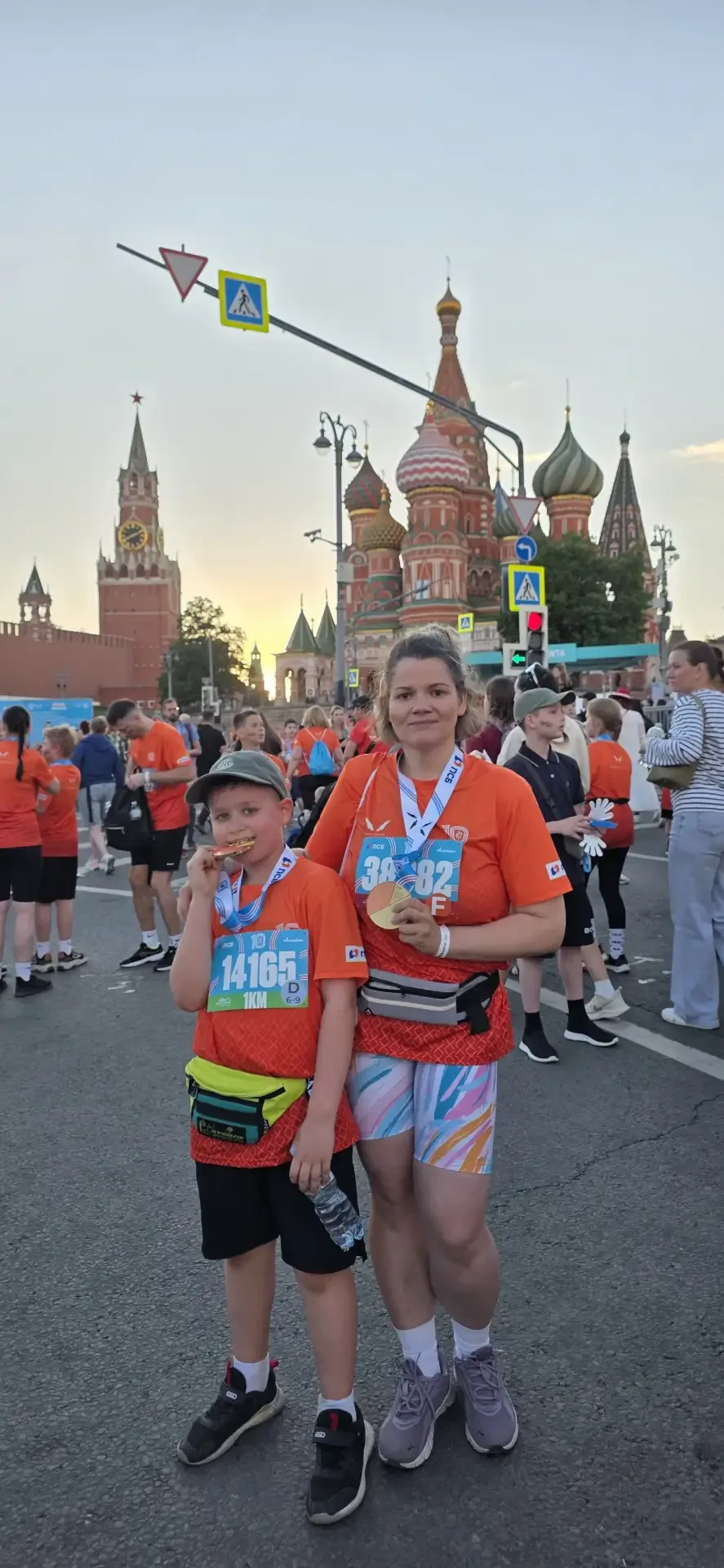 🏃‍♂️ Семейный старт на «ЗаБег.РФ»  Ученик 2 «Б» класса Петров Лев вместе с мамой — Петровой Ольгой —