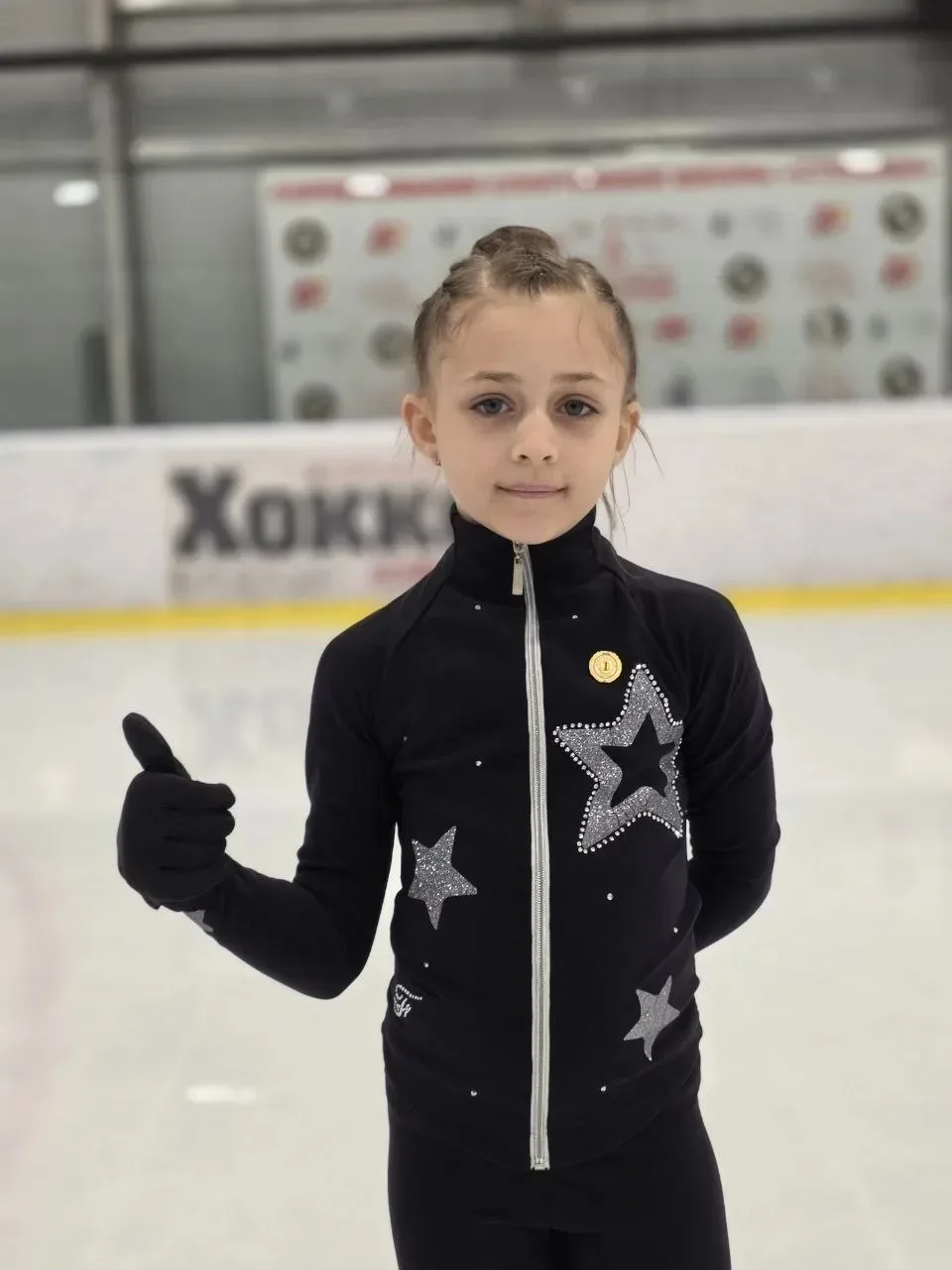 ⛸️ На льду настоящего спорта!  Ученица 2 «А» класса нашей школы Сторожева Ульяна успешно выступила н