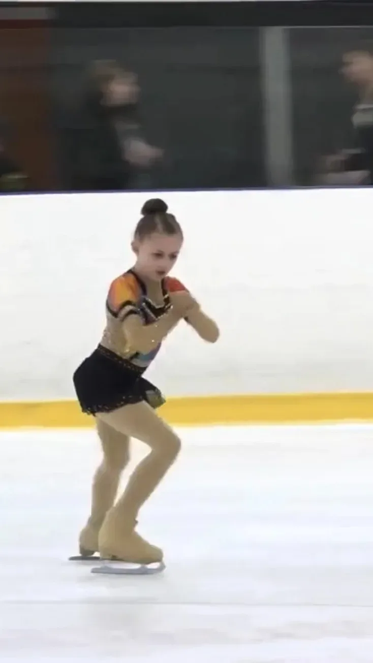 ⛸️ На льду настоящего спорта!  Ученица 2 «А» класса нашей школы Сторожева Ульяна успешно выступила н