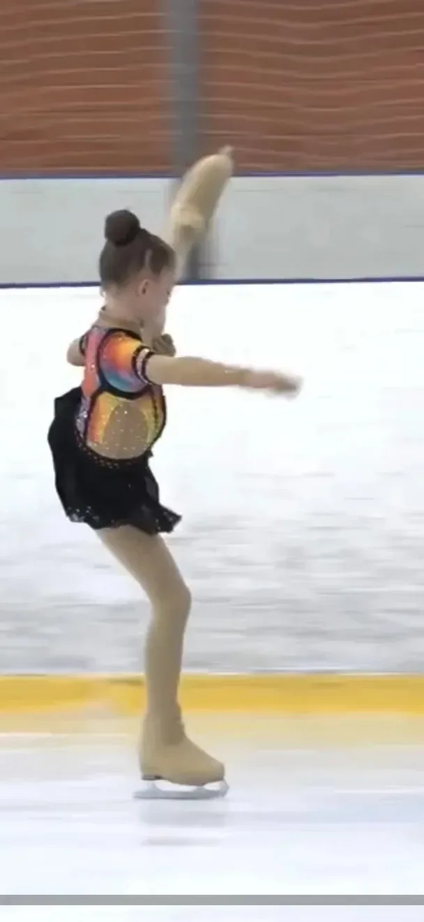 ⛸️ На льду настоящего спорта!  Ученица 2 «А» класса нашей школы Сторожева Ульяна успешно выступила н