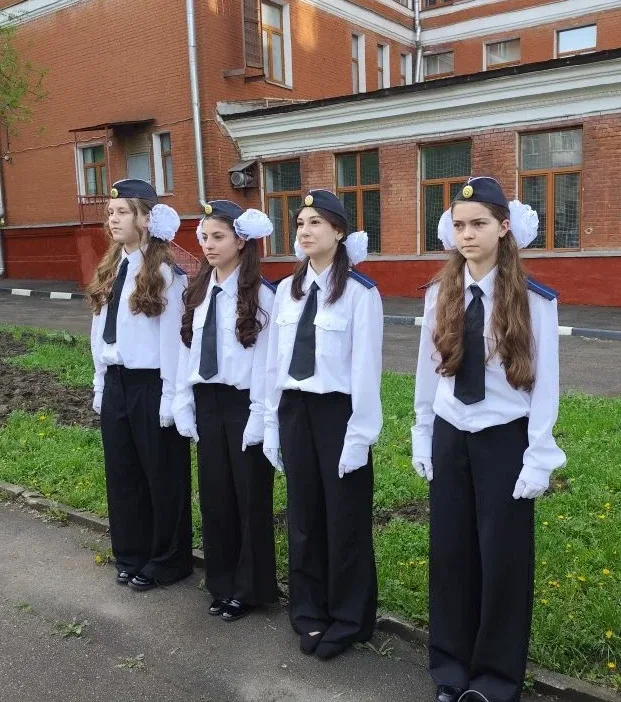 🇷🇺 Во всех школьных корпусах — равнение на флаг!  Новая учебная неделя во всех школьных корпусах тра