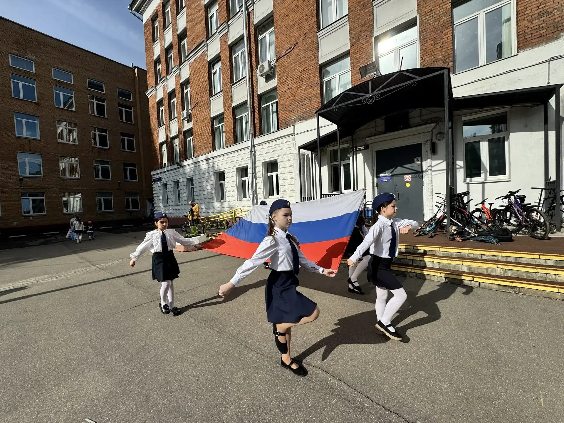 🇷🇺 Во всех школьных корпусах — равнение на флаг!  Новая учебная неделя во всех школьных корпусах тра