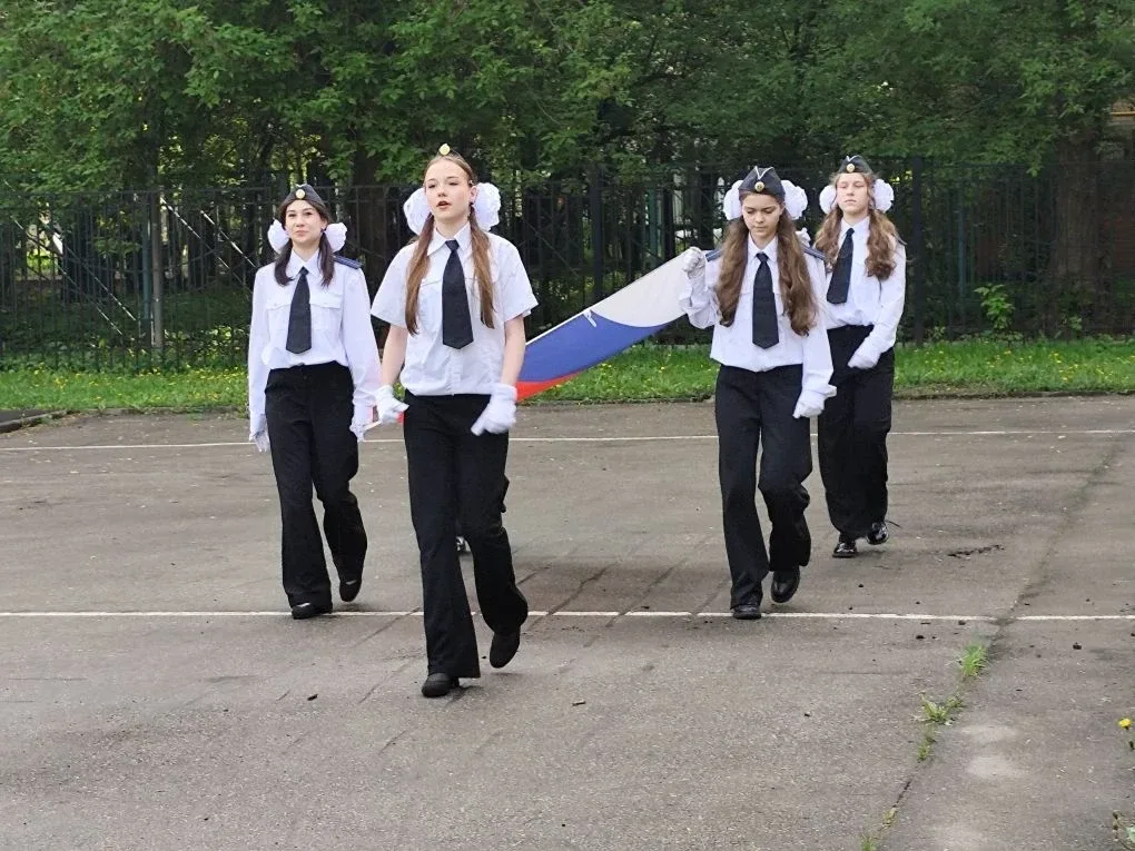 🇷🇺 Во всех школьных корпусах — равнение на флаг!  Новая учебная неделя во всех школьных корпусах тра