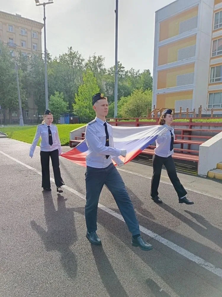 🇷🇺 Во всех школьных корпусах — равнение на флаг!  Новая учебная неделя во всех школьных корпусах тра