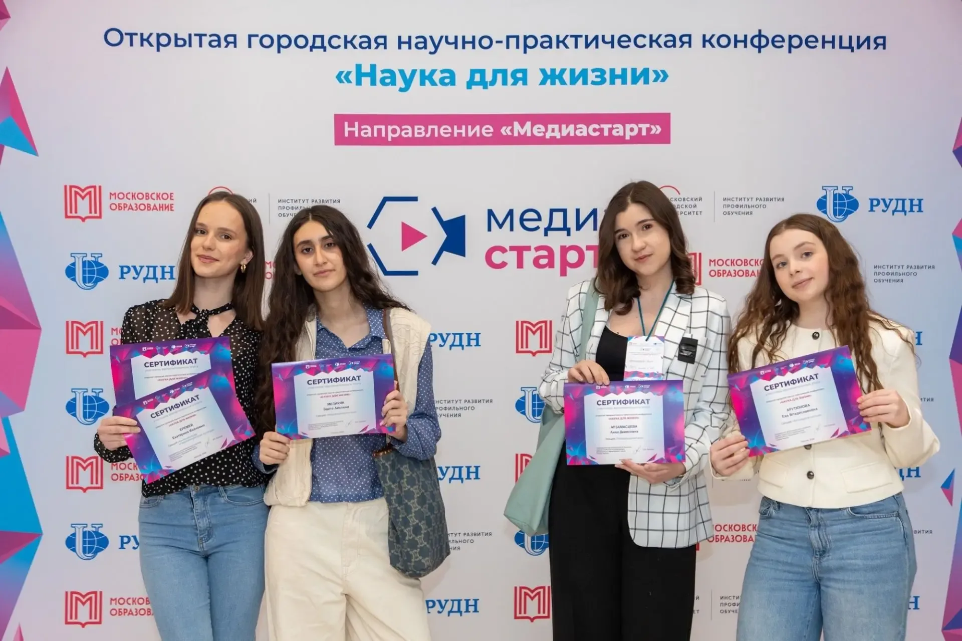 ✨МЕДИАКЛАСС В ДЕЛЕ. ШКОЛЬНОЕ РАДИО  📻 Уже больше недели в нашей школе регулярно звучит радио, которо