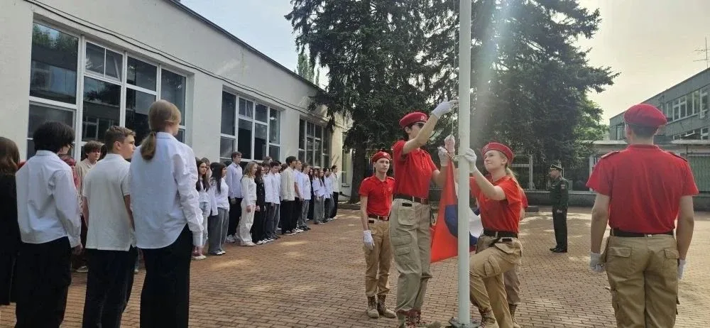 ✨ПОДНЯТИЕ ФЛАГА    🇷🇺Новая учебная неделя началась с традиционной церемонии поднятия флага Российско