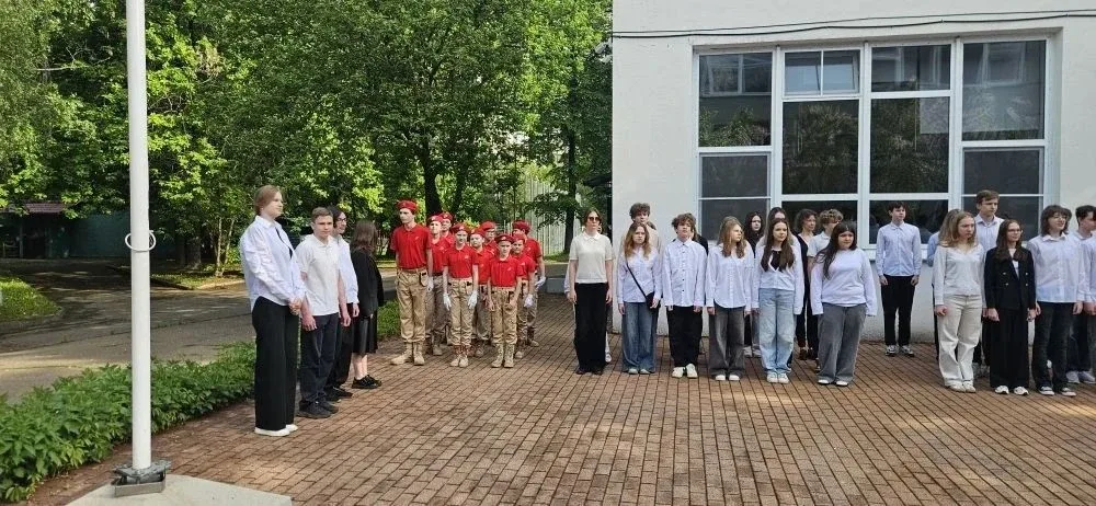 ✨ПОДНЯТИЕ ФЛАГА    🇷🇺Новая учебная неделя началась с традиционной церемонии поднятия флага Российско