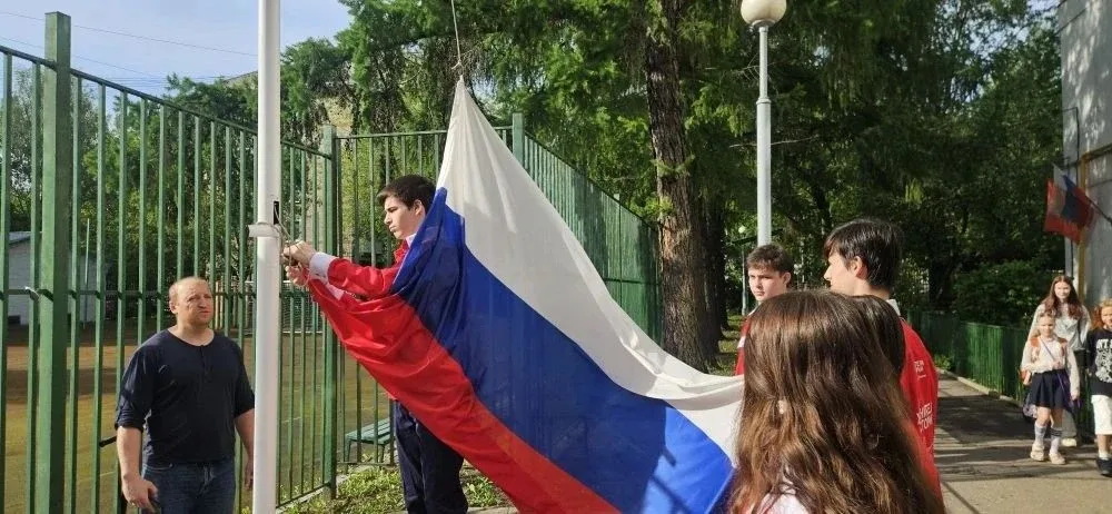 ✨ПОДНЯТИЕ ФЛАГА    🇷🇺Новая учебная неделя началась с традиционной церемонии поднятия флага Российско
