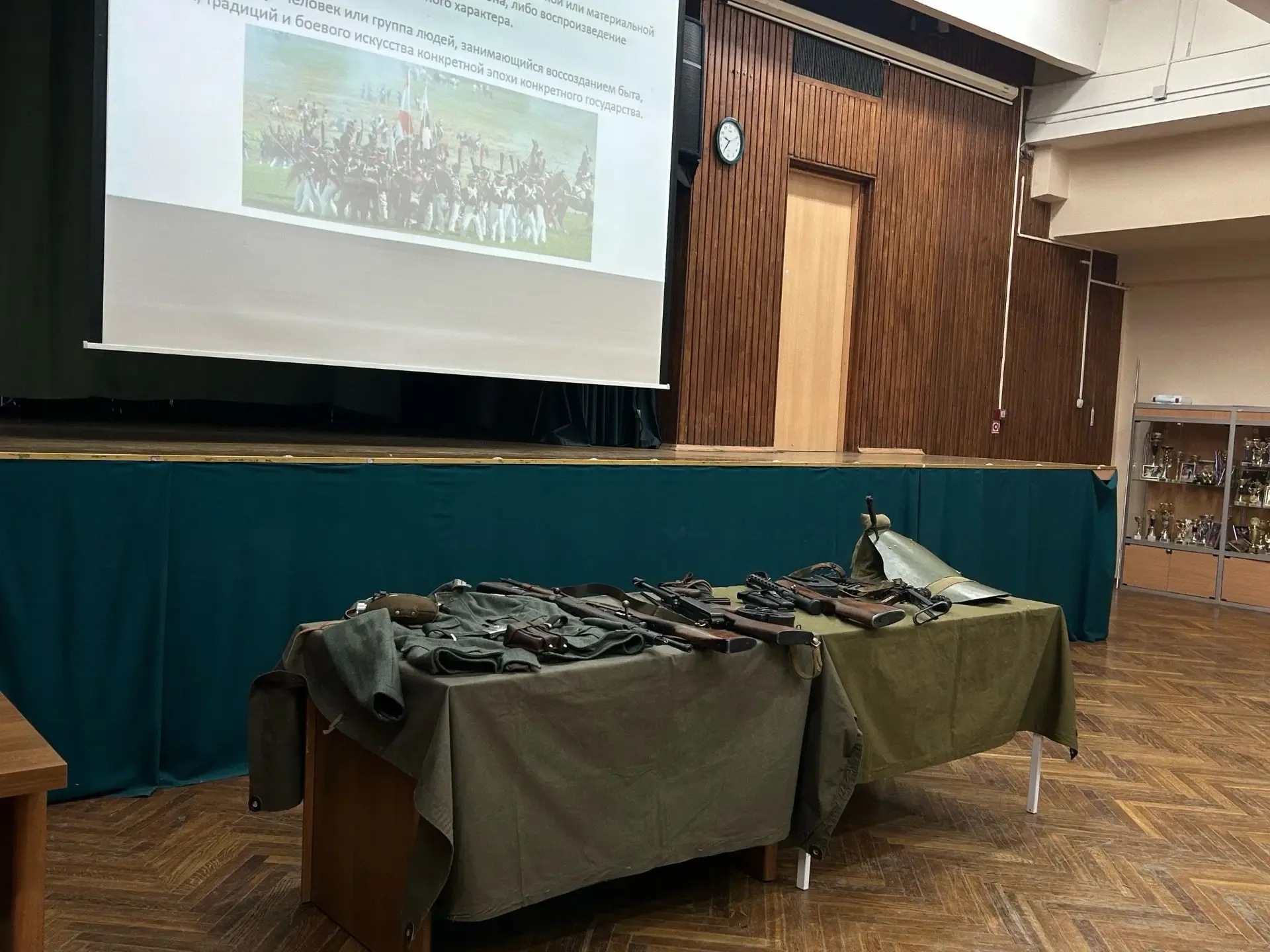 ✨ВОЕННО-ИСТОРИЧЕСКИЙ КЛУБ  🎓Ученик 11 класса Тимофей не первый год является участником Военно-истори