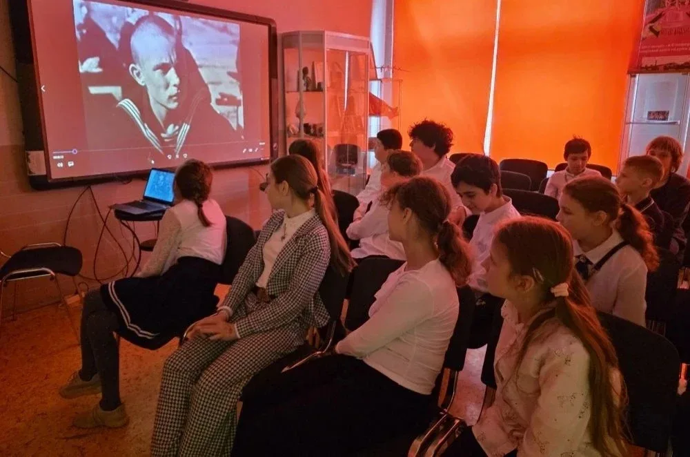 В комплексном школьном музее «Из прошлого в настоящее» состоялся музейный урок «Живая память: ко Дню