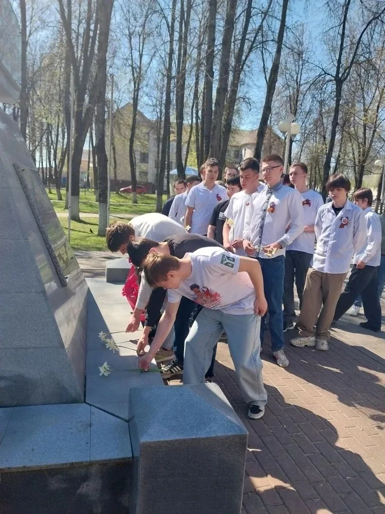 🎗️ Накануне 9 МАЯ студенты с кураторами Дятьковского филиала приняли участие в возложении цветов к п