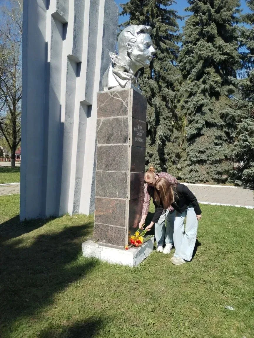 🎗️ Накануне 9 МАЯ студенты с кураторами Дятьковского филиала приняли участие в возложении цветов к п