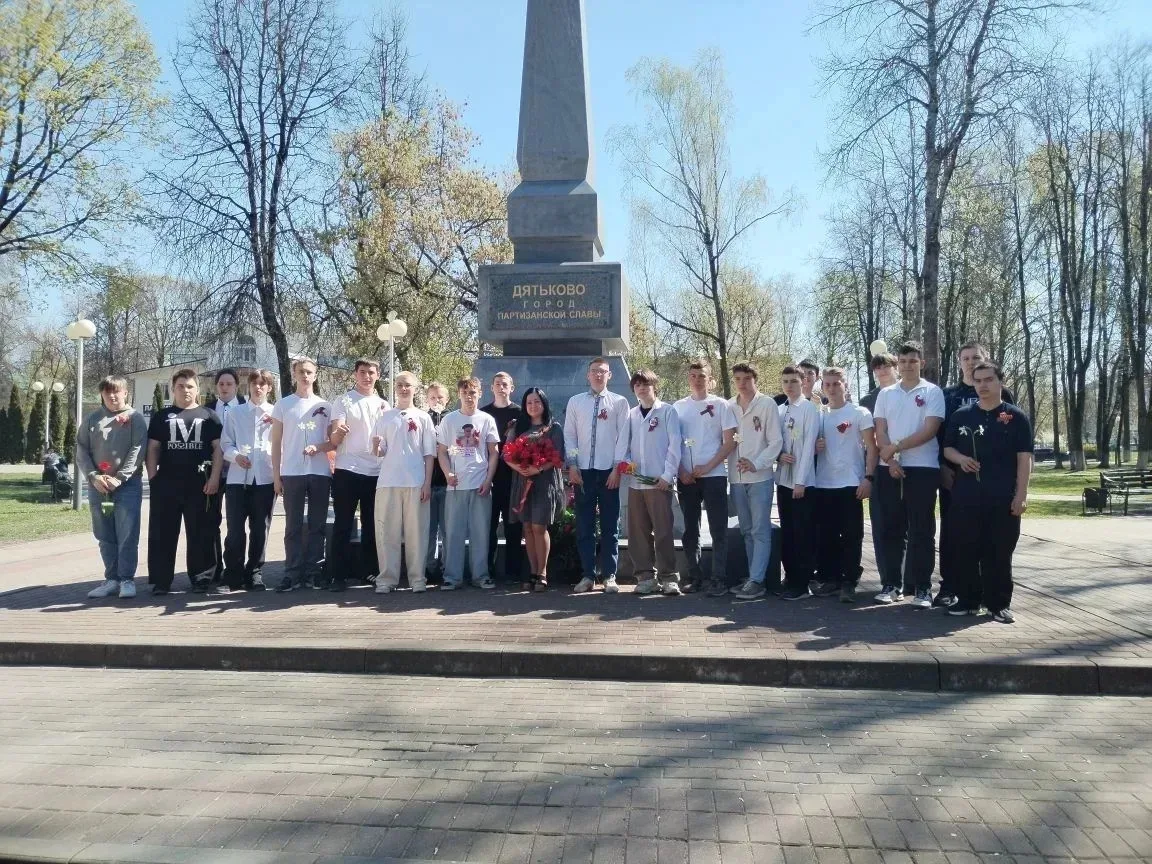🎗️ Накануне 9 МАЯ студенты с кураторами Дятьковского филиала приняли участие в возложении цветов к п