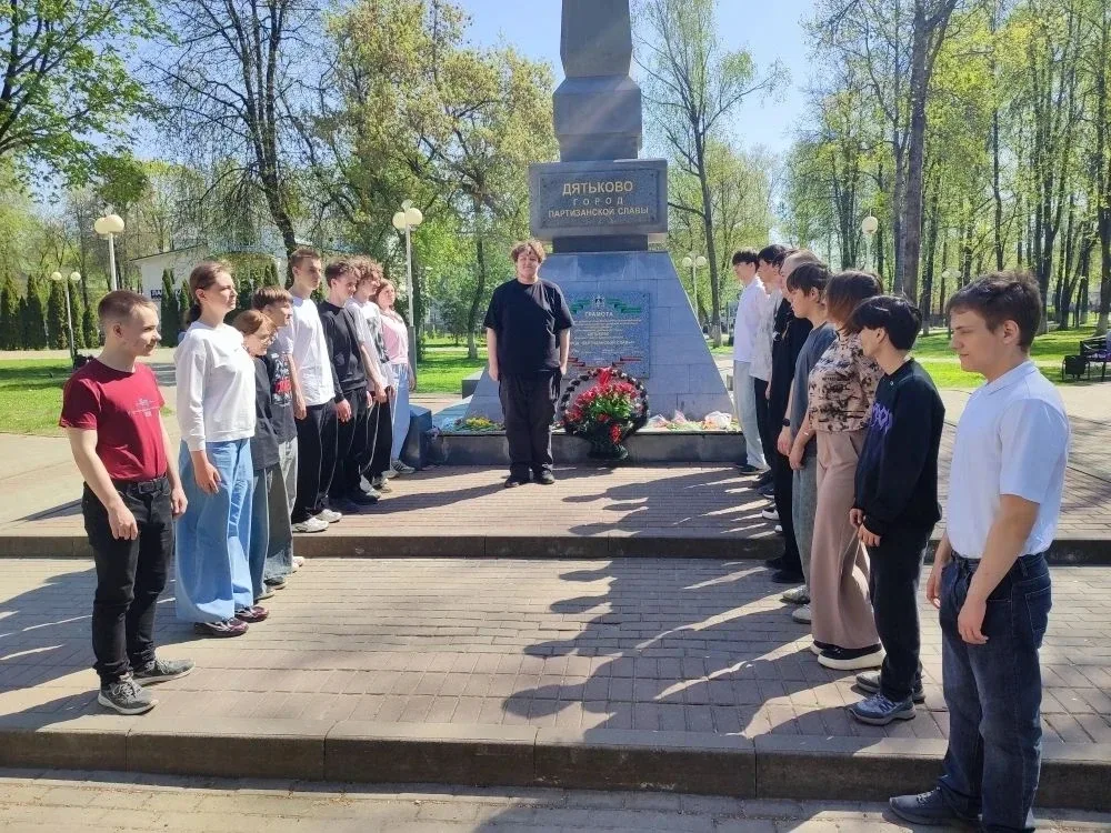 🎗️ Накануне 9 МАЯ студенты с кураторами Дятьковского филиала приняли участие в возложении цветов к п