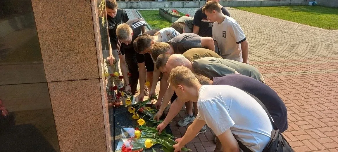 🎗️ Накануне 9 МАЯ студенты с кураторами Дятьковского филиала приняли участие в возложении цветов к п
