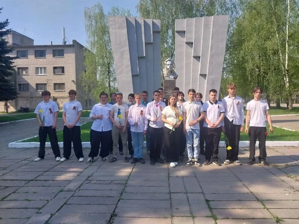 🎗️ Накануне 9 МАЯ студенты с кураторами Дятьковского филиала приняли участие в возложении цветов к п