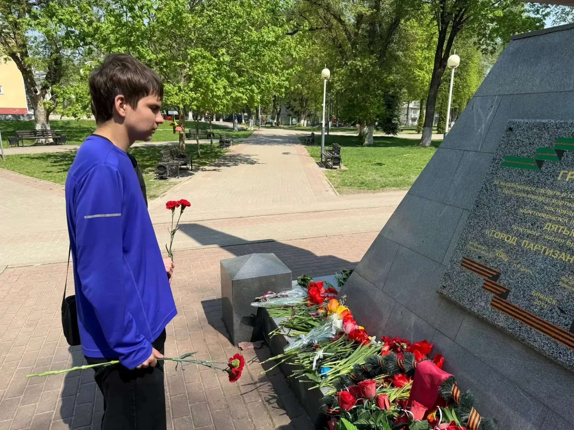 🎗️ Накануне 9 МАЯ студенты с кураторами Дятьковского филиала приняли участие в возложении цветов к п